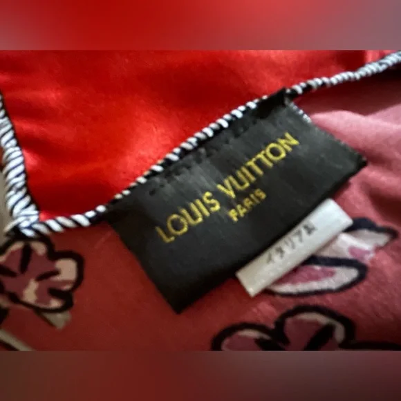Authentic Louis Vuitton silk scarf. Absolutely gorgeous. - Picture 9 of 16
